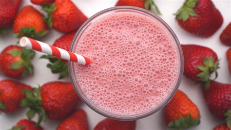 Proceso de licuado de las frutillas cocidas.
