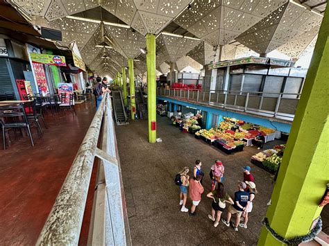 Fotografía panorámica de las cocinerías del segundo piso del Mercado Tirso de Molina, mostrando la disposición de los locales y el ambiente acogedor.