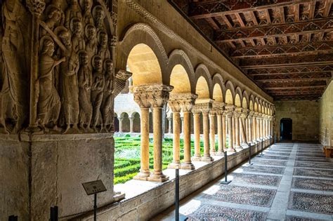 Escena de la familia que se detiene en el monasterio, mostrando la figura materna.