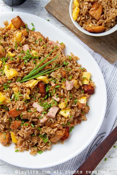 Ingredientes frescos para un arroz chaufa vibrante: pollo, verduras variadas y arroz.