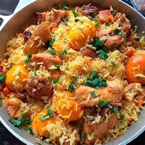 Detalle de los ingredientes frescos: jengibre, cebolleta, pimiento rojo y trozos de pollo.