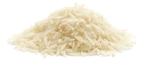 Arroz basmati cocido y suelto, listo para el salteado.