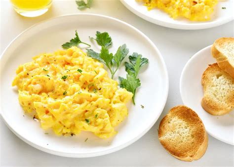 Huevos revueltos picados, listos para añadir al arroz chaufa.
