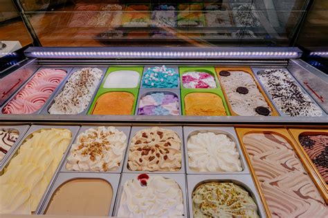 Imagen de una vitrina de helados de Zenzero con variedad de sabores y colores.
