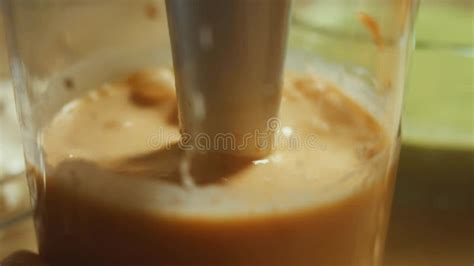 Proceso de licuado de los ingredientes en una batidora de vaso.