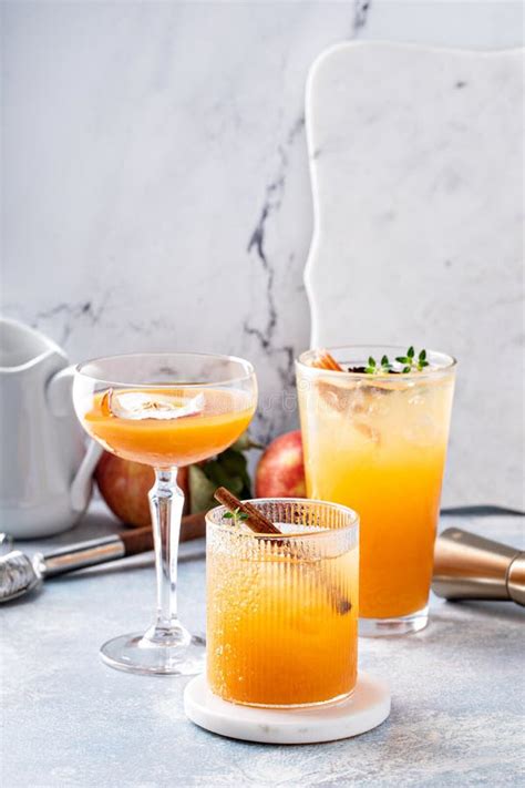 Collage de imágenes de diversos cócteles y mocktails hechos con piña y naranja.