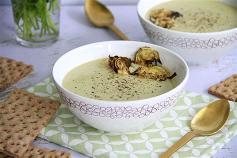 Collage de platos deliciosos preparados con alcachofas: crema, alcachofas estofadas, alcachofas con almejas.