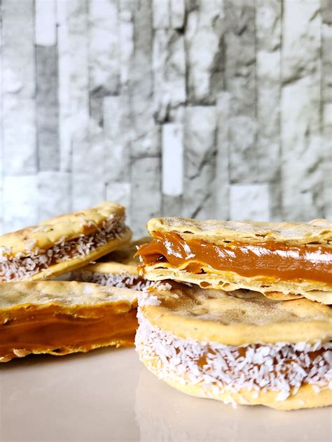 Ilustración de un alfajor chileno tradicional relleno de manjar.