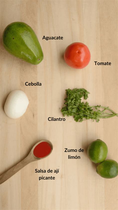 Ingredientes frescos para guacamole: aguacates, tomates, cebolla, limón y cilantro.