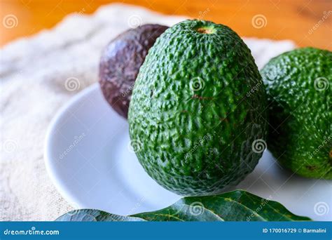 Primer plano de aguacates maduros listos para ser preparados.