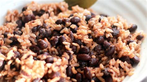 Imagen de un plato de Moros y Cristianos, mostrando la mezcla de arroz y porotos negros.