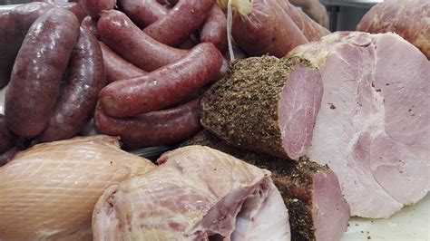 Fotografía de vitrinas con variedad de cecinas y embutidos artesanales en un establecimiento especializado