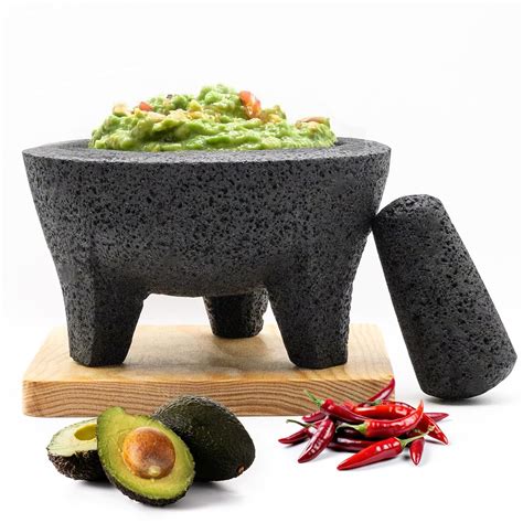 Molcajete tradicional mexicano hecho de piedra volcánica, listo para preparar salsa.