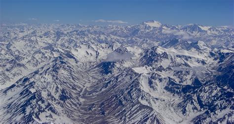 Esquema histórico de la llegada del cerdo a los Andes y la fusión con ingredientes locales como el ají panca.