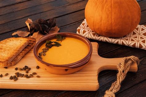 Sopa de calabaza vegana en un cuenco con toppings, vista superior