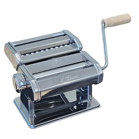 Máquina para hacer pasta con láminas de masa de diferentes grosores pasando por los rodillos.