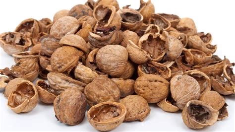 Nueces enteras y cáscaras de nuez apiladas listas para usar como tinte