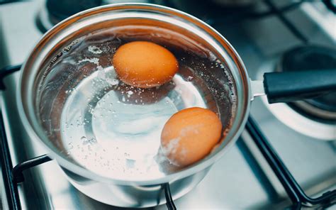 Infografía mostrando el nivel de agua correcto para cocer huevos.