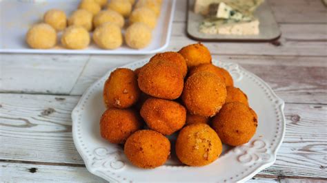 Esquema de ingredientes para un picoteo a base de queso azul incluyendo croquetas y montaditos