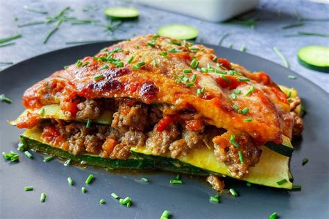 Lasaña de calabacín con carne picada en porciones