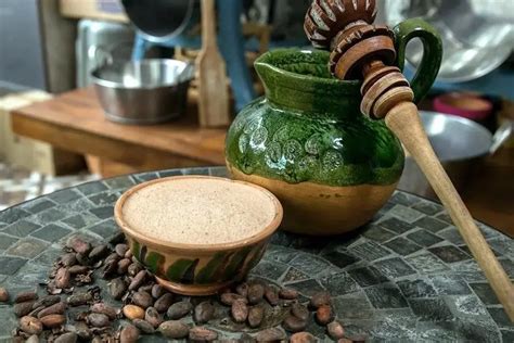 Ilustración de un molinillo tradicional y jícaras utilizadas para servir la bebida de cacao en la época prehispánica.