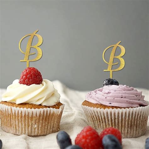 Cupcakes con decoraciones reales (monograma, corona, flor)