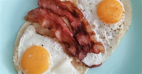 Ilustración de sopa de tocino hirviendo con huevos