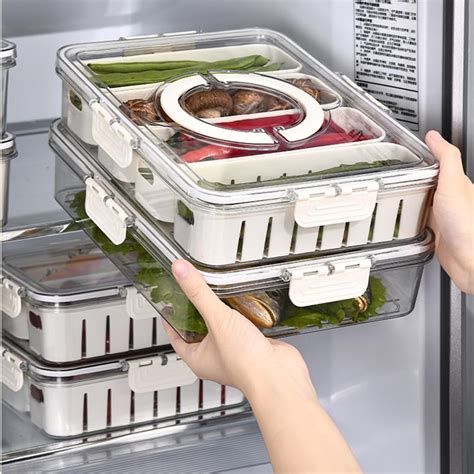 Refrigerador abierto mostrando recipientes herméticos con empanadas
