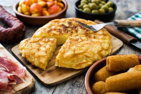 Imagen antigua de una cocina española, sugiriendo la preparación de platos tradicionales como la tortilla.