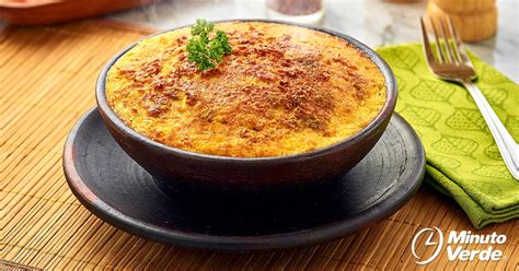Pastel de choclo dorado en lebrillo de greda