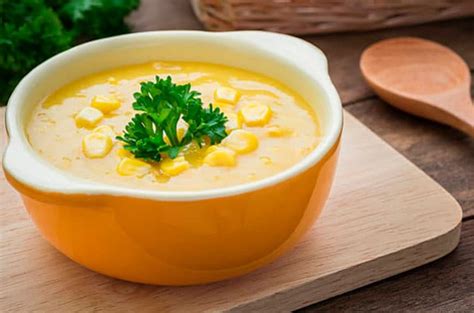 Plato de crema de choclo casera decorado con albahaca