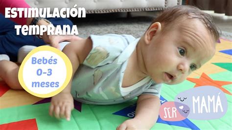 Fotografía de un bebé realizando ejercicios de estimulación temprana sobre una manta