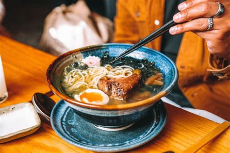 Foto histórica de un puesto de ramen en Japón a principios del siglo XX