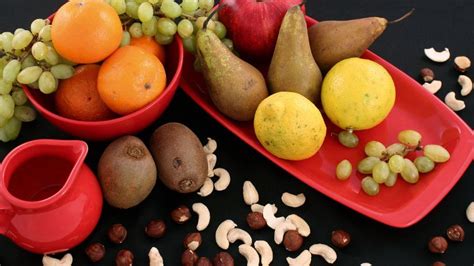 Variedad de panes dulces decorados con frutos secos, frutas confitadas y azúcar glas, típicos de las celebraciones navideñas.