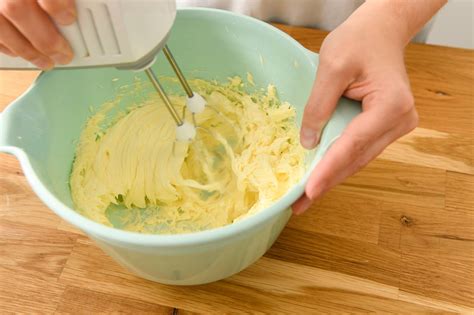 Esquema visual mostrando el proceso de cremado de la mantequilla con azúcar seguido de la incorporación de los ingredientes secos