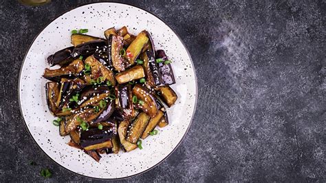 Fotografía de un plato brasileño que incluye berenjena como ingrediente principal