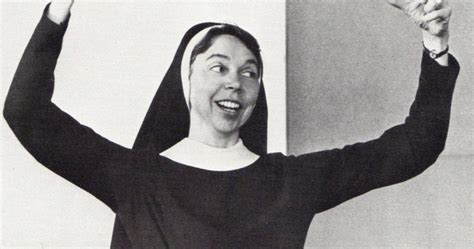 Fotografía de la Hermana Suzanne Toolan o escena de una asamblea cantando en una iglesia post-Vaticano II