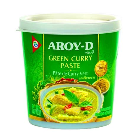 Ingredientes coloridos para la pasta de curry verde tailandés dispuestos alrededor de una licuadora