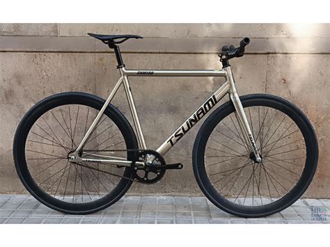 Infografía comparativa: estilos de bicicletas (paseo, fixie, gravel) y sus paletas cromáticas asociadas.
