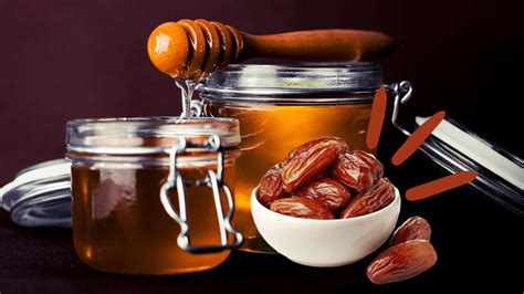 fotografía de diversos frascos con ingredientes naturales como sirope de agave, miel y dátiles