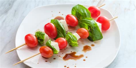 Pinchos de bacon y caprese con tomates, mozzarella y albahaca, decorados con glaseado balsámico