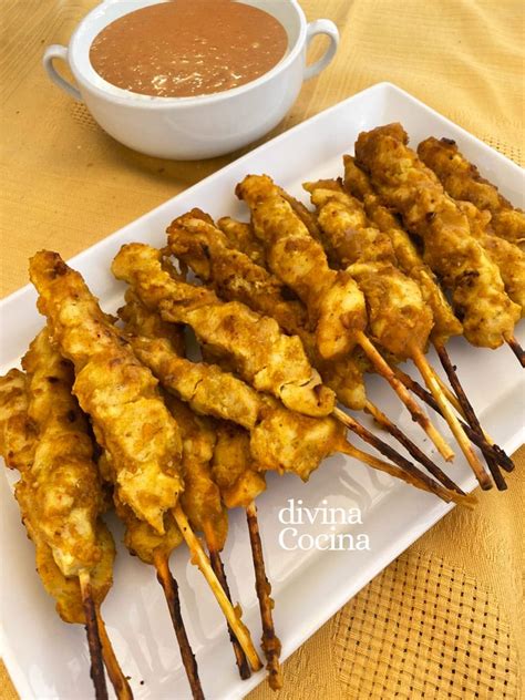 Brochetas de pollo Satay a la parrilla, servidas con salsa de cacahuete y cilantro