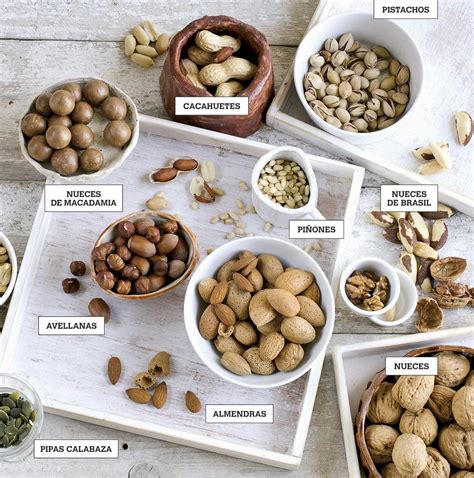 Collage de diferentes tipos de frutas y frutos secos que se pueden añadir a los panqueques.