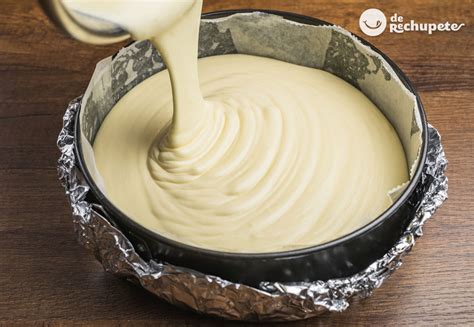 Foto de una masa de tarta cruda lista para hornear en un molde, sobre una superficie de madera.