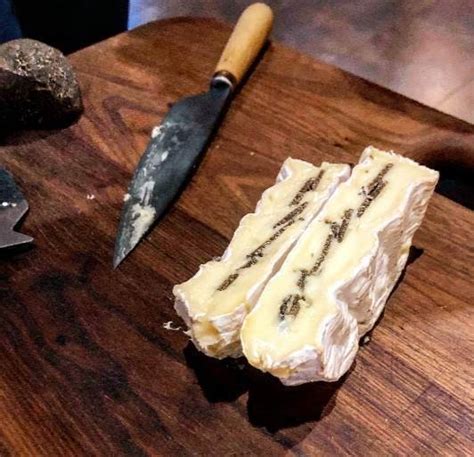 variedades de queso trufado, como Pecorino y Gouda, con trufas