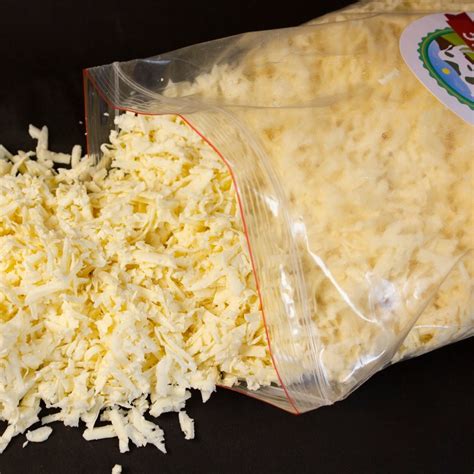 proceso de rallado de queso trufado y mezcla con mascarpone