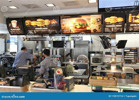 Foto del interior de una cocina de McDonald's
