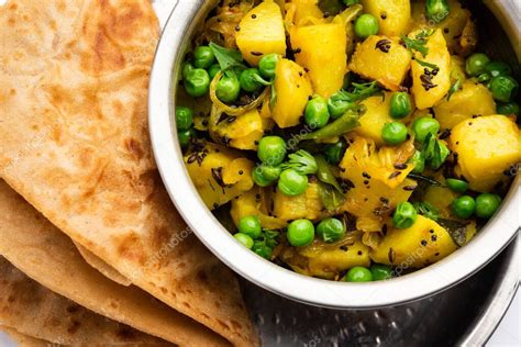 Aloo Matar, curry de patatas y guisantes servido con pan chapati