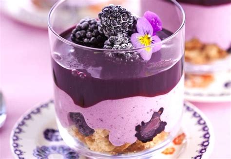infografía detallando los pasos para hacer mousse de moras, incluyendo ingredientes y tiempos de refrigeración