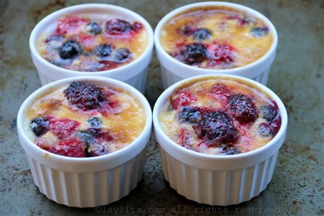 fotografía apetitosa de postre de frutas del bosque gratinadas, con la capa dorada de azúcar